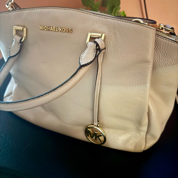 Michael Kors Handbags - Michael Kors Maxine medium cream Satchel with Gold Accents